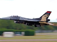 General Dynamics F-16 Fighting Falcon - Image 22