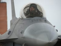 General Dynamics F-16 Fighting Falcon - Image 6